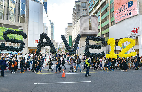 臺灣香港協會為在臺港人提供互助平台，共同抵禦中共黑手的滲透。圖為2020年10月25日台北市中心遊行聲援被中共劫持的12港人。（Chris Stowers / AFP）