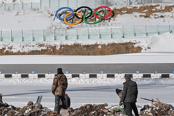 中共強制性1月4日清零，確保一個月後的冬奧能如期舉行。圖為2022年1月15日，工人在張家口準備冬奧會兩項射擊場。（François-Xavier Marit / AFP）