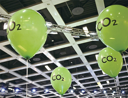 大氣中的二氧化碳含量增加會提高光合作用的效率，提高農作物的產量，從而降低全球的飢餓人口。圖為2020年1月17日在柏林舉行的國際農業博覽會開幕，印有CO2的氣球在大廳飄揚。（Tobias Schwarz / AFP）