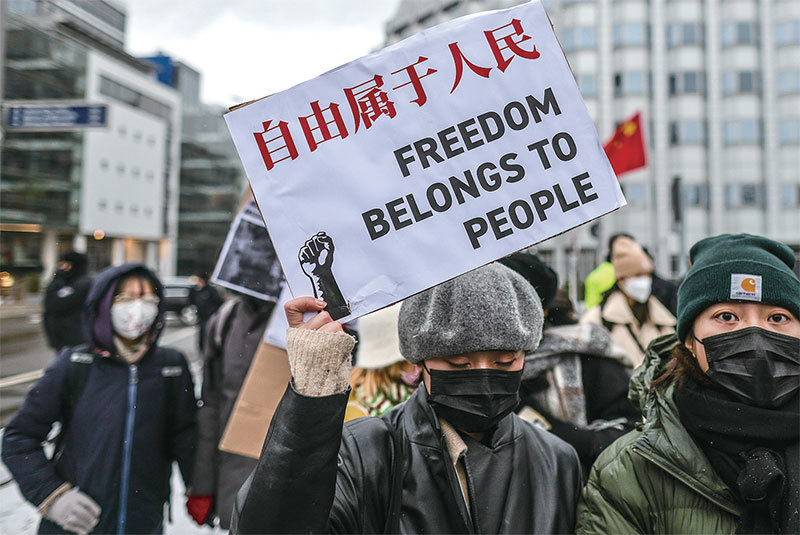 2022年12月3日，德國柏林華人在中共大使館前舉行抗議活動，聲援中國的白紙革命。（Omer Messinger / Getty Images）