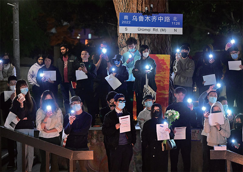 2022年11月29日，加州大學歐文分校中國留學生手持白紙聲援中國各地爆發的抗議活動。（Frederic J. Brown / AFP）
