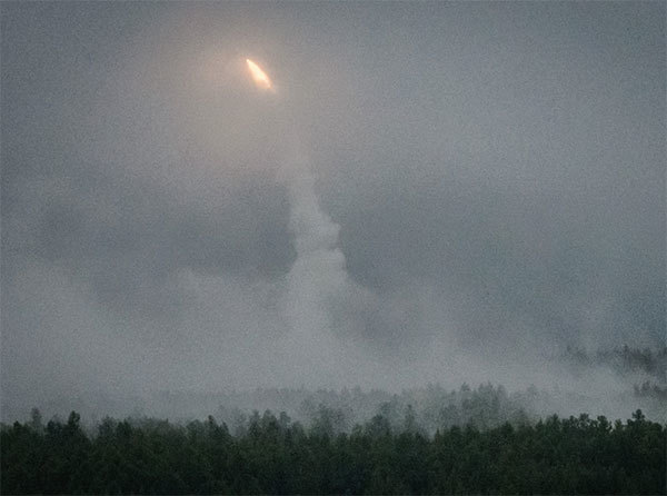 俄羅斯違反《中導條約》，與中國發展中程導彈。圖為2018年9月12日，俄羅斯軍隊在西伯利亞軍事演習期間發射導彈。（AFP）