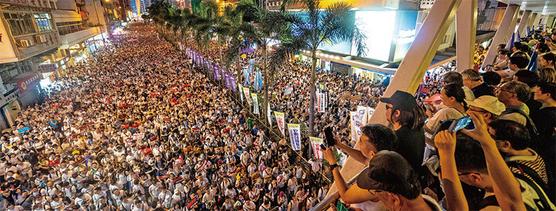 香港民間人權陣線發起反惡法大遊行，浩浩蕩蕩的「反送中條例」大遊行隊伍從下午2時半一直延續到深夜。（李逸／大紀元）