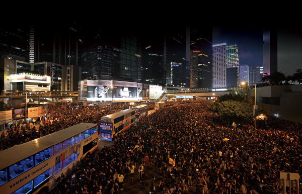 隨著多次大型抗爭積累的經驗，香港已發展出一種由群眾自發參與的新社運模式，示威者會自我學習與完善，看似有組織，但不會有領袖。（AFP）