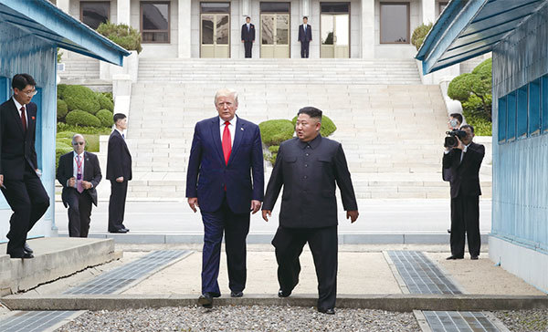 6月29日，美國總統特朗普下午快4點時在分隔韓朝的三八分界線的板門店非軍事區（DMZ）會見金正恩，並跨越邊界，進入北韓。（Getty Images）