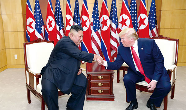 美國總統特朗普6月29日在分隔韓朝非軍事區與北韓領導人金正恩會談。特朗普會後表示，兩人同意重啟雙方核武談判，並邀請金正恩到白宮。（Getty Images）